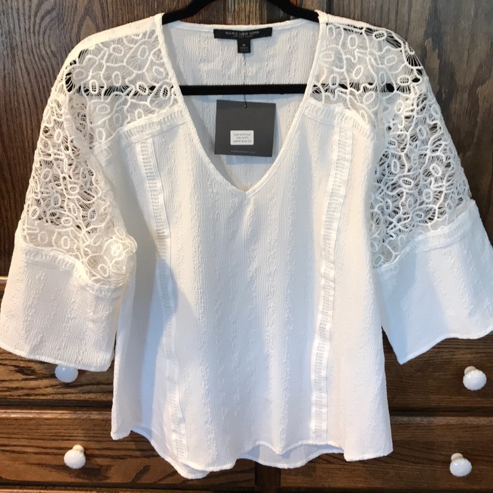 Women’s White Top Open Design Sz M  NWT